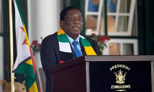 தேர்தல் முடிவுகள் வெளியீடு: மீண்டும் ஜிம்பாப்வே அதிபர் ஆனார் எம்மர்சன் தேர்தல் முடிவுகள் வெளியீடு: மீண்டும் ஜிம்பாப்வே அதிபர் ஆனார் எம்மர்சன்