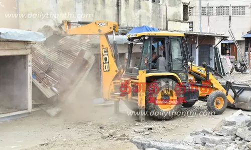 ஈரோடு கனி மார்க்கெட்டில் தற்காலிக கடைகள் இடித்து அகற்றம்
