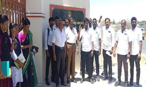 சாத்தான்குளம் நீதிமன்றம் போலீசாரை கண்டித்து வக்கீல்கள் ஆர்ப்பாட்டம் சாத்தான்குளம் நீதிமன்றம் போலீசாரை கண்டித்து வக்கீல்கள் ஆர்ப்பாட்டம்