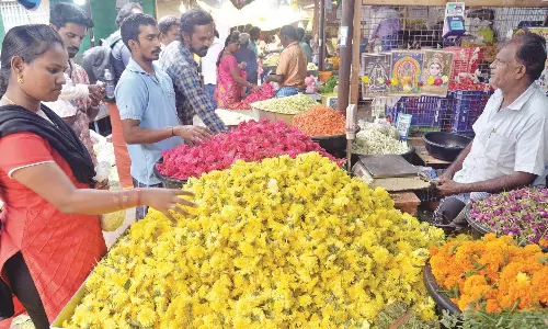 மார்க்கெட்டில் களை கட்டிய பூக்கள் விற்பனை மார்க்கெட்டில் களை கட்டிய பூக்கள் விற்பனை