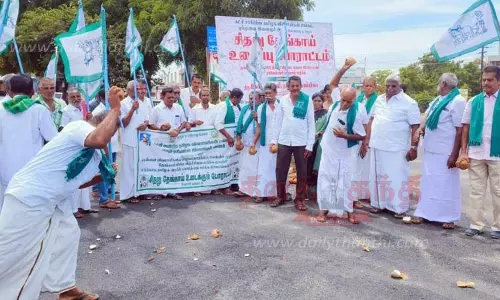 தேங்காய் உடைத்து விவசாயிகள் போராட்டம்