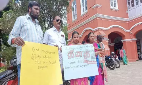 பள்ளி மாணவி பதாகை ஏந்தி போராட்டம்