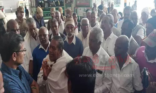 போக்குவரத்து அலுவலகத்தை கிராம மக்கள் முற்றுகை