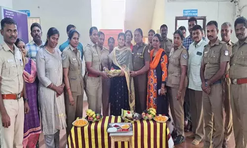 2 பெண் போலீசாருக்கு வளைகாப்பு