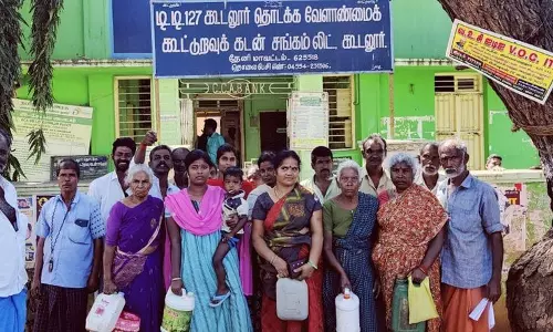 உழவர் கூட்டுறவு வங்கியை பொதுமக்கள் முற்றுகை