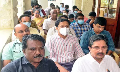 கோவை அரசு ஆஸ்பத்திரியில் டாக்டர்கள் உள்ளிருப்பு போராட்டம்