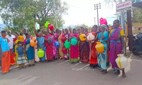 காலிக்குடங்களுடன் கலெக்டர் அலுவலகத்தில் திரண்ட பெண்கள்