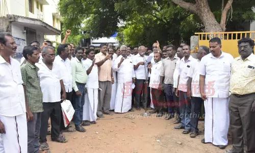 தமிழ்நாடு நுகர்பொருள் வாணிபக் கழக  ஊழியர் தொழிற்சங்கத்தினர் ஆர்ப்பாட்டம்