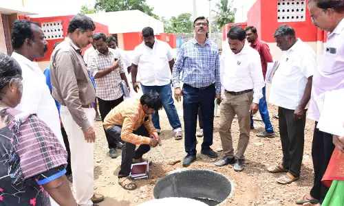 ஊத்தங்கரை அருகே பாம்பாறு அணை பகுதியில்இலங்கை தமிழர் மறுவாழ்வு முகாமில் அதிகாரி ஆய்வு