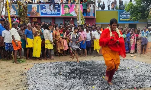 திரவுபதி அம்மன் கோவிலில் தீ மிதி திருவிழா