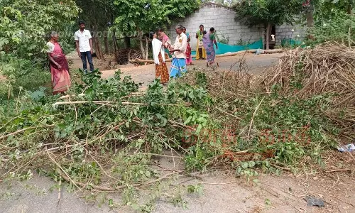 வழித்தட பிரச்சினையில்தார்சாலையை அடைத்ததால் பரபரப்பு