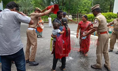 தர்மபுரி கலெக்டர் அலுவலகத்தில்விவசாயி குடும்பத்துடன் தீக்குளிக்க முயற்சிபோலீசார் தடுத்து விசாரணை