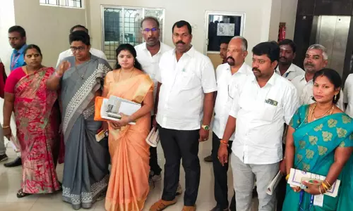 வேலூர் மாநகராட்சி கூட்டத்தில் அ.தி.மு.க. கவுன்சிலர்கள் உள்பட 8 பேர் வெளிநடப்பு