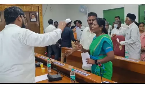 காங்கிரஸ் கவுன்சிலருடன் தி.மு.க.வினர் கடும் வாக்குவாதம்