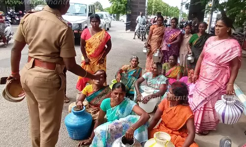 குடிநீர் கேட்டு காலிக்குடங்களுடன் பெண்கள் திடீர் தர்ணா போராட்டம்