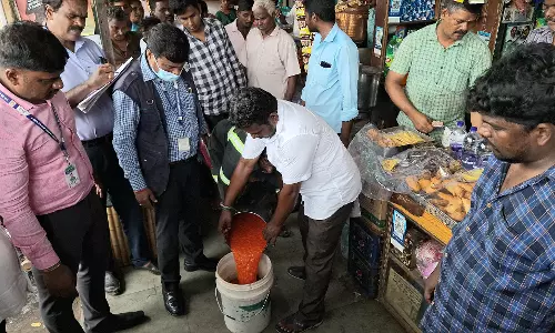 கடைகளில் காலாவதியான 244 கிலோ தின்பண்டங்கள் பறிமுதல்