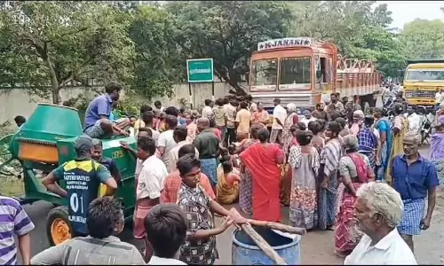 கலவை எந்திரத்தை சாலையில் நிறுத்தி பொதுமக்கள் மறியல்