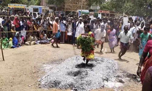 முத்துமாரியம்மன் கோவில் தீ மிதி விழா