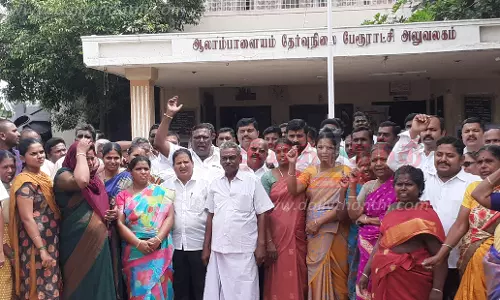 அ.தி.மு.க. கவுன்சிலர்கள் ஆர்ப்பாட்டம்