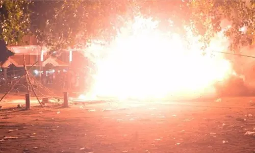 கோவில் விழாவுக்கு வைத்திருந்த பட்டாசுகள் வெடித்து சிதறியது