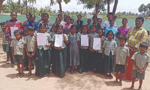 அரசுப்பள்ளிக்கு குழந்தைகளை அனுப்ப மறுத்து பெற்றோர் போராட்டம்