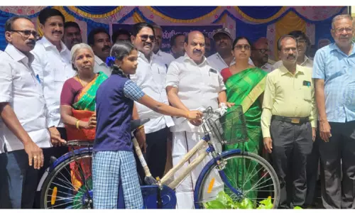 மாணவ- மாணவிகளுக்கு விலையில்லா சைக்கிள்