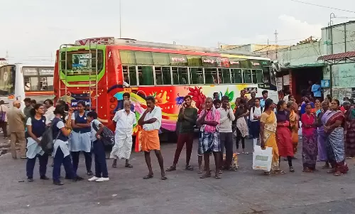 கிராமங்களுக்கு முறையாக அரசு பஸ்கள் இயங்காததால் பொதுமக்கள், மாணவர்கள்  அவதி