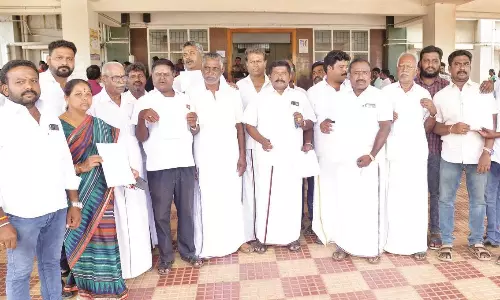 சாலைப்பணியை தடுத்து நிறுத்தும் கோவில் அதிகாரி