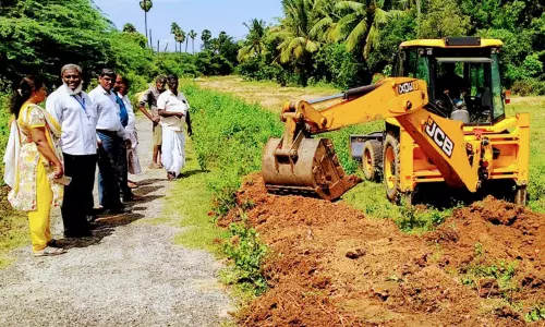 புதுஏரி பகுதியில் ஆக்கிரமிப்பு அகற்றம்