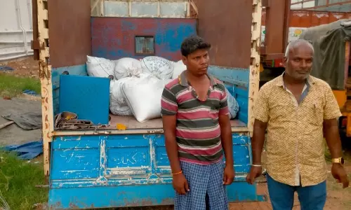 லாரியில் 900 கிலோ ரேஷன் அரிசி கடத்தல்