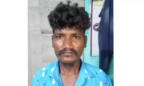 பயணியிடம் செல்போன் பறித்த வாலிபர் கைது