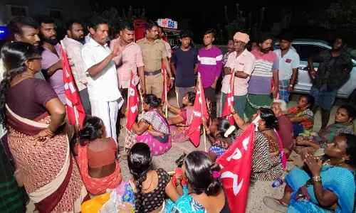 குழந்தைகளை அழைத்து சென்றஅதிகாரிகளை கண்டித்து பொதுமக்கள் போராட்டம்