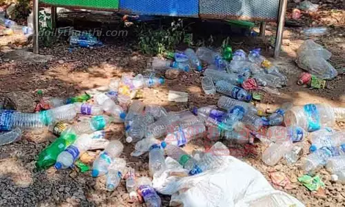 சதுரகிரி மலையில் குவிந்து கிடக்கும் பிளாஸ்டிக் பாட்டில்கள் சதுரகிரி மலையில் குவிந்து கிடக்கும் பிளாஸ்டிக் பாட்டில்கள்