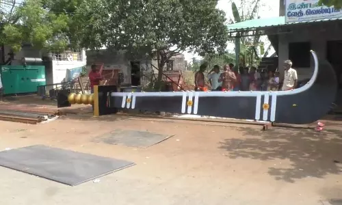 மந்தைசாமி கோவிலுக்கு நேர்த்திக்கடனாக வழங்கப்பட்ட 27 அடி உயர அரிவாள்