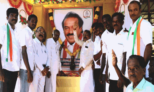 வசந்தகுமார் படத்துக்கு காங்கிரசார் மரியாதை