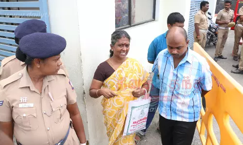 வீட்டை அபகரிக்க முயற்சி நடப்பதாக புகார்: ஒரே குடும்பத்தில் 4 பேர் தீக்குளிக்க முயற்சி-சேலம் கலெக்டர் அலுவலகத்தில் பரபரப்பு