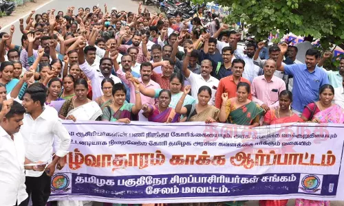 மகனுக்கு பள்ளி மாற்றுச்சான்றிதழ் வழங்கக்கோரி கலெக்டர் அலுவலகத்தில் மாற்றுத்திறனாளி தர்ணா