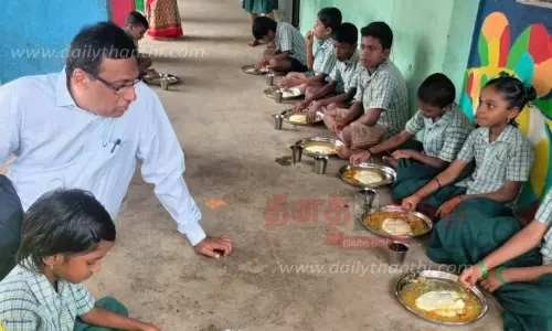 ஓமலூர் ஒன்றியத்தில் அரசு பள்ளிகளில் காலை உணவு திட்டத்தை கலெக்டர் ஆய்வு