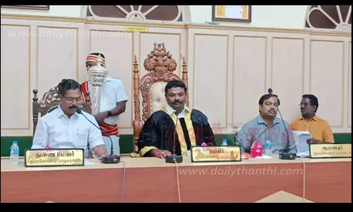 கும்பகோணம் மாநகராட்சி கூட்டத்தில் மேயர் மீது புகாா்