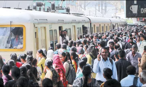 கடற்கரை-சிந்தாதிரிப்பேட்டை இடையே மின்சார ரெயில்சேவை ரத்து: திக்குமுக்காடி போன ரெயில் பயணிகள்