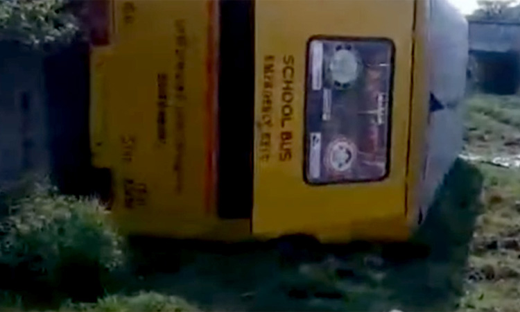 கடலூர்: ரெயில்வே கேட் அருகே பள்ளி வேன் கவிழ்ந்து விபத்து; டிரைவரின் அலட்சியத்தால் விளையாட்டாக கியரை இயக்கிய குழந்தைகள்