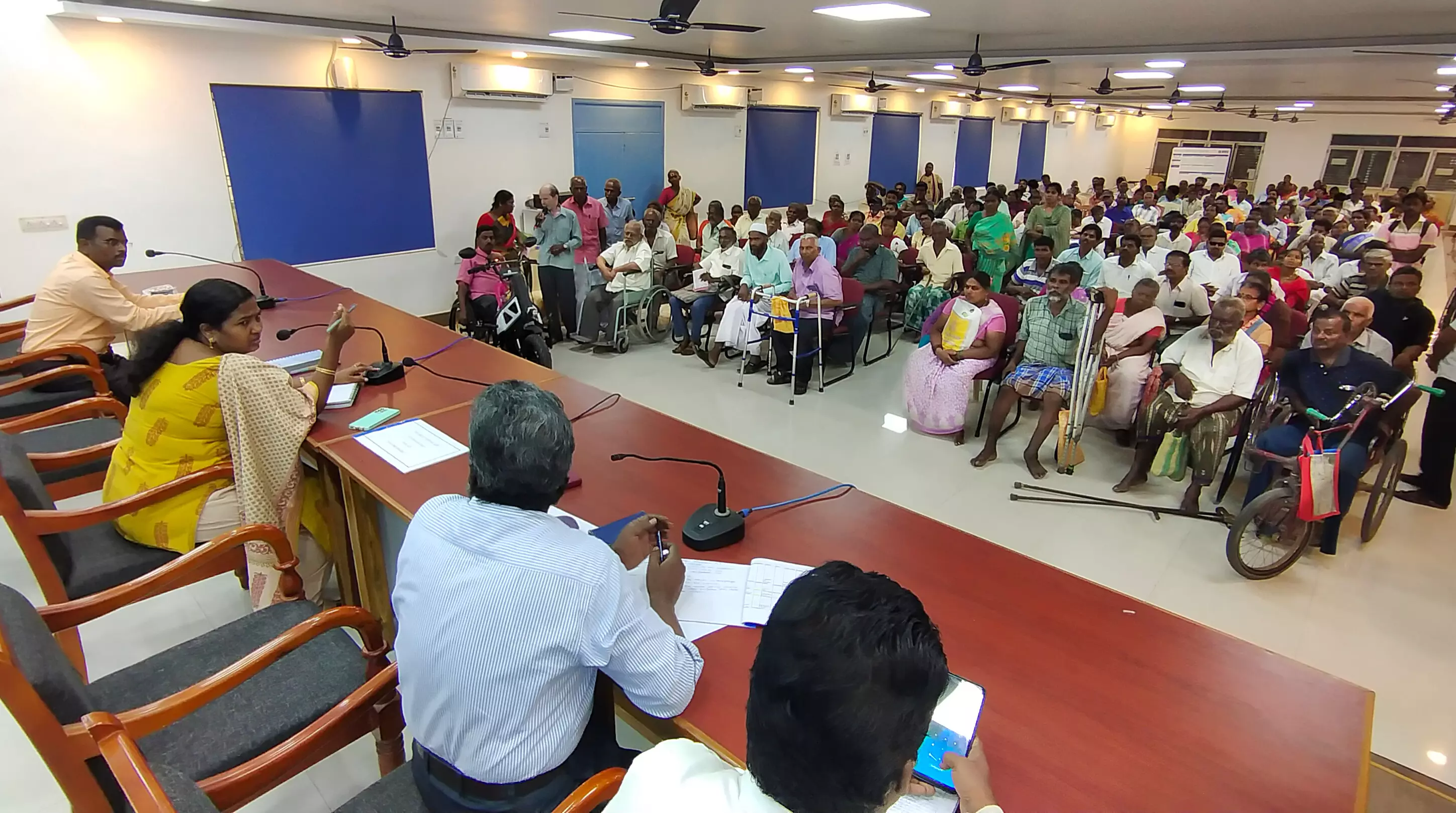 மாற்றுத்திறனாளிகளுக்கு சிறப்பு கடன்மேளா நடத்த வேண்டும் மாற்றுத்திறனாளிகளுக்கு சிறப்பு கடன்மேளா நடத்த வேண்டும்