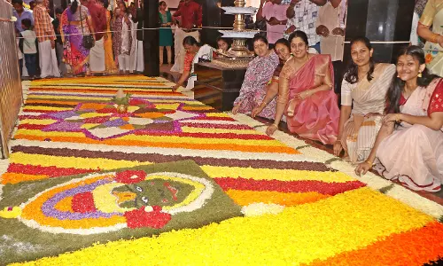 ஓணம் பண்டிகை கொண்டாடிய கேரள மக்கள்