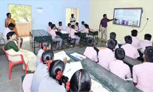 மாணவர்களுடன் வகுப்பறையில் அமர்ந்து பாடம் கவனித்த கலெக்டர் மாணவர்களுடன் வகுப்பறையில் அமர்ந்து பாடம் கவனித்த கலெக்டர்