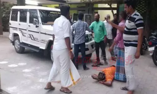 நகராட்சி ஆணையாளர் காரை வழிமறித்து பா.ஜ.க.வினர் போராட்டம்