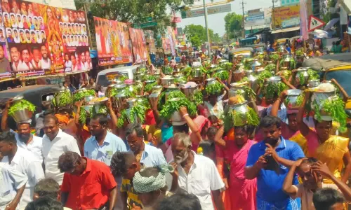 மாரியம்மன் கோவிலில் சாகை வார்த்தல் மாரியம்மன் கோவிலில் சாகை வார்த்தல்