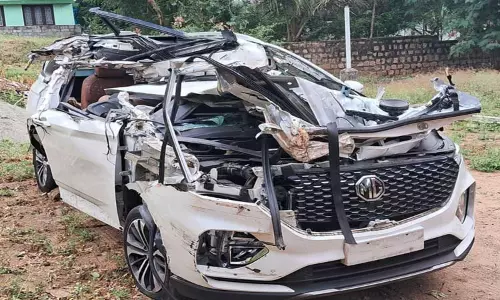 விபத்தில் தந்தை, மகன் உடல் நசுங்கி பலி