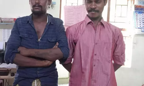 பெட்ரோல் நிலையத்தில் பேட்டரி திருடிய 2 பேர் கைது