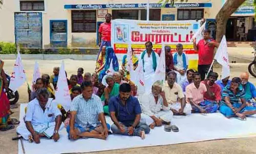 மாற்றுத்திறனாளிகள் காத்திருப்பு போராட்டம்