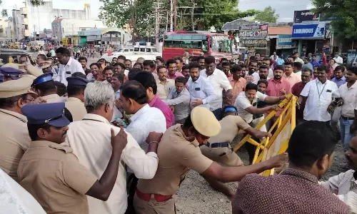 5 மாவட்ட வருவாய்த்துறை அதிகாரிகள் காத்திருப்பு போராட்டம்